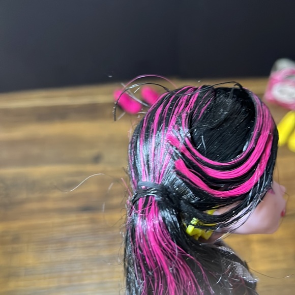 Mattel Monster High I Love Shoes Draculaura Doll with Shoe Collection - Picture 9 of 10